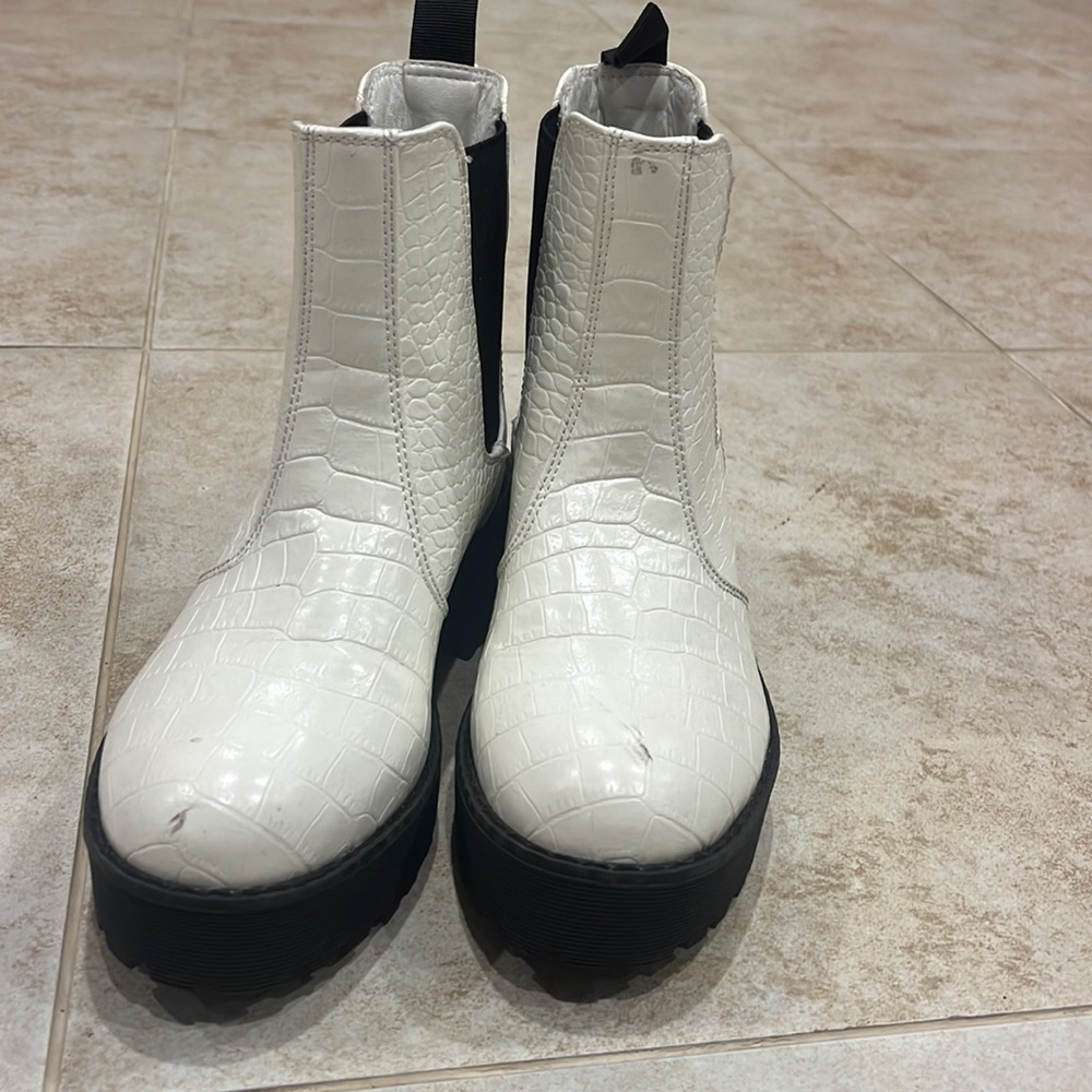 White Chelsea boot - Picture 2 of 3